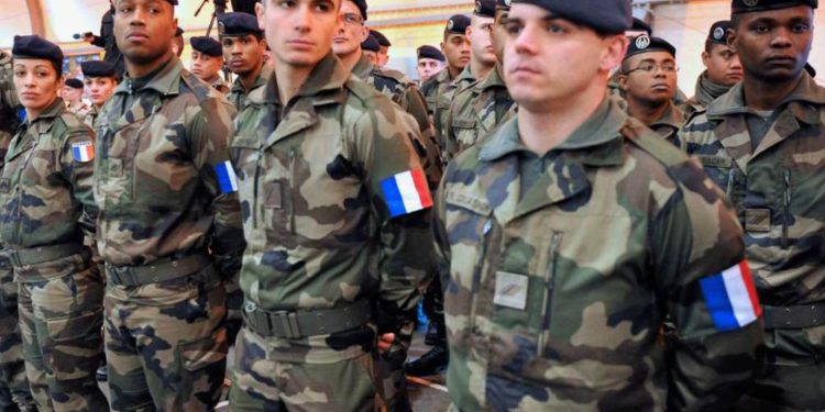 Oficial del ejército de Francia es acusado de espiar para Rusia