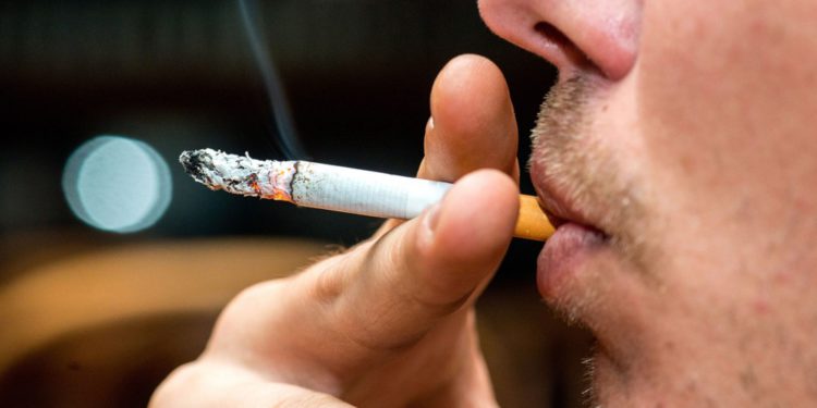 Tasa de fumadores en Israel aumenta pese al coronavirus