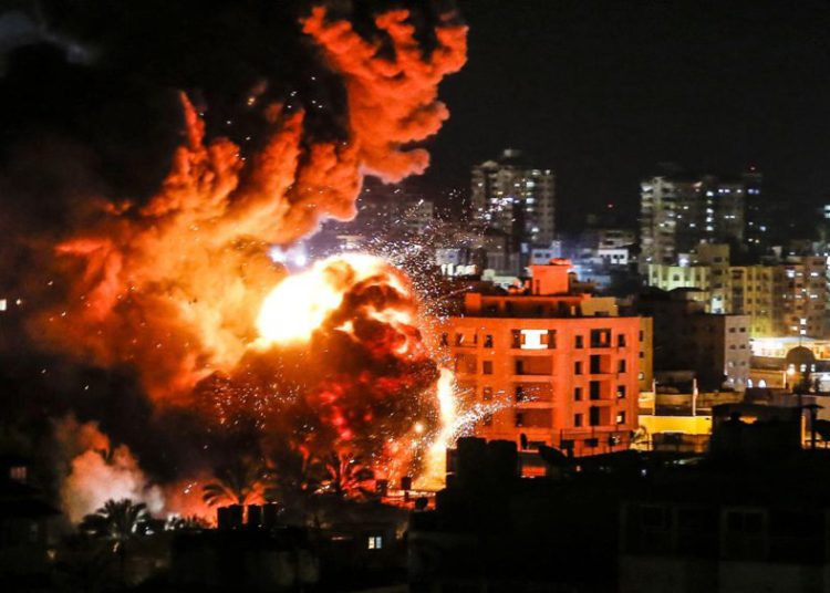 Israel ataca posiciones de Hamas en Gaza en respuesta al lanzamiento de cohetes