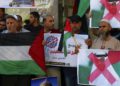Habitantes de Gaza queman banderas de Israel y EE.UU. en protesta por el acuerdo con los EAU
