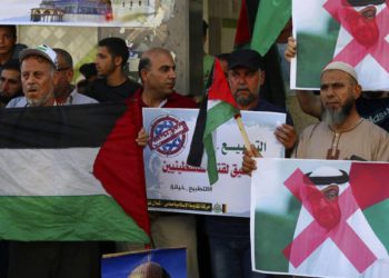 Habitantes de Gaza queman banderas de Israel y EE.UU. en protesta por el acuerdo con los EAU