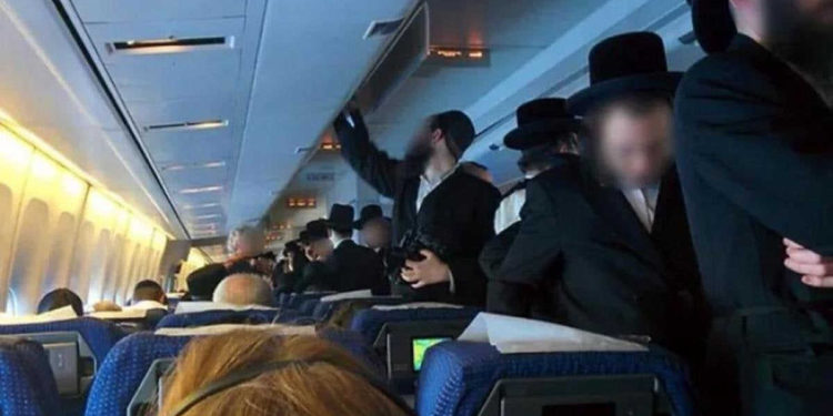 Decenas de judíos haredim atrapados en un avión en Kiev
