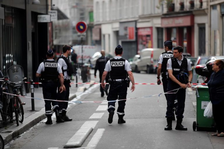 Hombre armado toma rehenes en Francia para exigir la ...