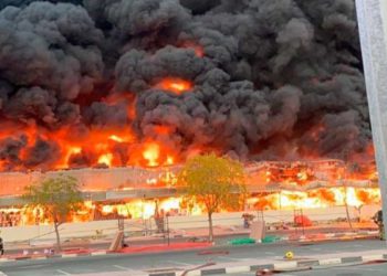 Gran incendio reportado en mercado iraní de Emiratos Árabes Unidos