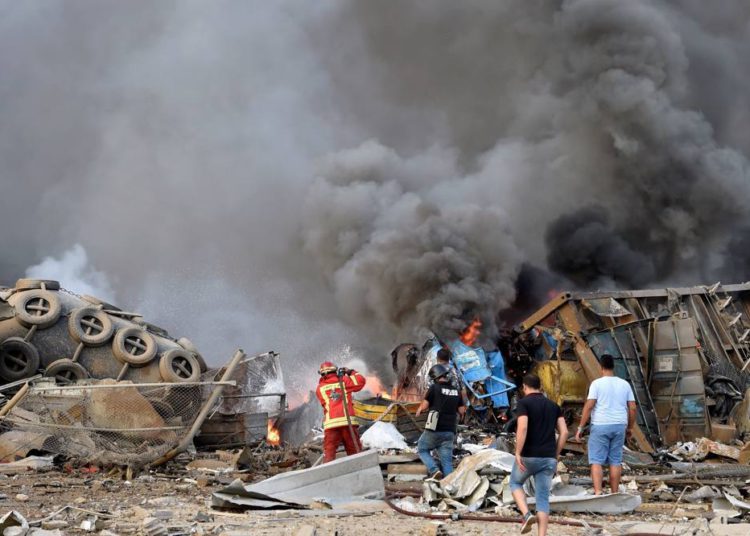 Libaneses se enfrentan a la devastación tras la masiva explosión en Beirut