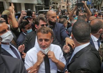 Macron promete ayuda a Beirut mientras la multitud pide el fin del “régimen” libanés