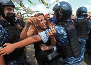 Activistas libaneses asaltan el Ministerio de Energía en protesta por cortes de electricidad