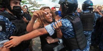 Activistas libaneses asaltan el Ministerio de Energía en protesta por cortes de electricidad