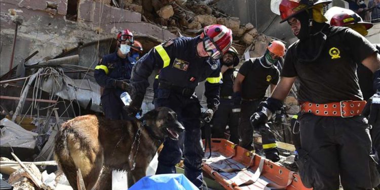 Equipos de rescate en Beirut recuperan más cuerpos días después de la explosión