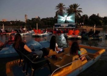 Israel abre sala de cine flotante para una proyección segura en medio del coronavirus