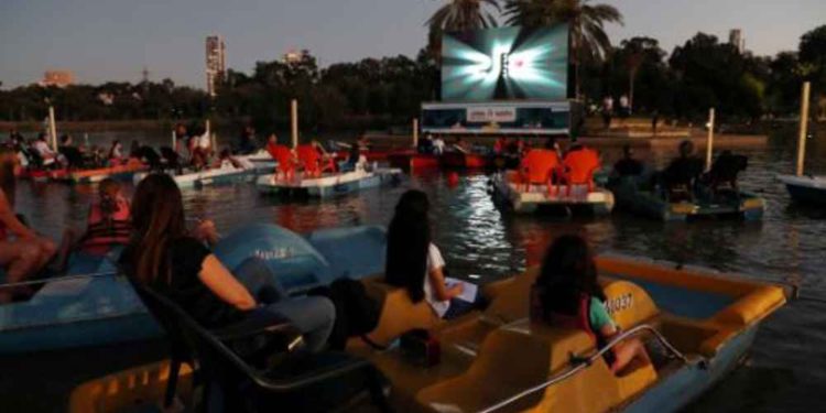 Israel abre sala de cine flotante para una proyección segura en medio del coronavirus