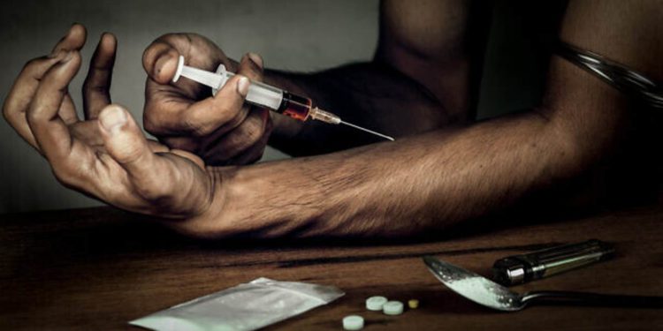 Científico israelí promueve tratamiento para personas con sobredosis de heroína