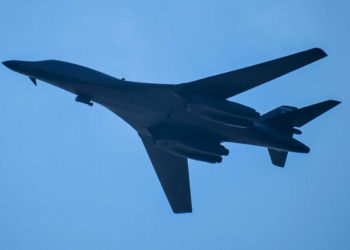 Fuerza Aérea de EE. UU. vuela bombarderos B-1 Lancer sobre el Mar de Siberia Oriental