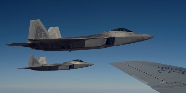 Los cazas F-35 y F-22 podrán pronto comunicarse entre sí