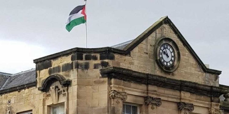 Intrusos izan bandera palestina sobre escuela primaria en Escocia