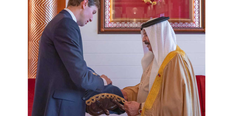 Jared Kushner entrega un rollo de la Torá al rey de Bahréin