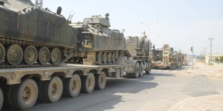 Turquía transporta decenas de tanques desde la frontera con Siria hasta la frontera con Grecia