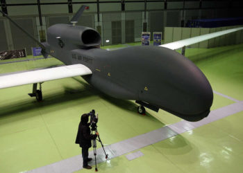 Un modelo a gran escala del avión no tripulado RQ-4 Global Hawk se muestra durante una presentación en el Centro de Exposiciones PiO el 24 de marzo de 2010 en Tokio, Japón. (Foto de Koichi Kamoshida / Getty Images)
Imagen con fines ilustrativos
