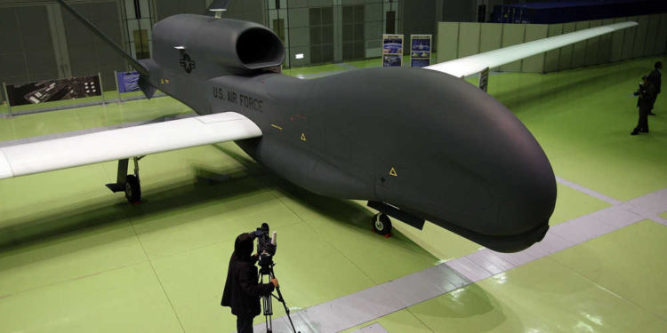 Un modelo a gran escala del avión no tripulado RQ-4 Global Hawk se muestra durante una presentación en el Centro de Exposiciones PiO el 24 de marzo de 2010 en Tokio, Japón. (Foto de Koichi Kamoshida / Getty Images)
Imagen con fines ilustrativos
