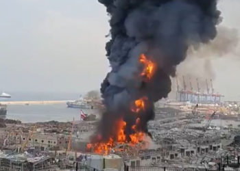 Un gran incendio estalla en los escombros del puerto de Beirut