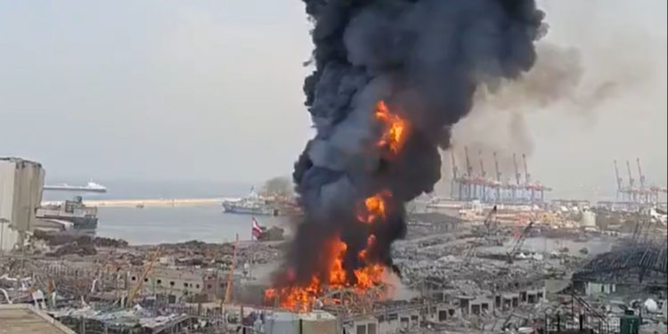 Un gran incendio estalla en los escombros del puerto de Beirut