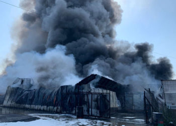 Se produjo un gran incendio en el patio de una fábrica cerca de Acre