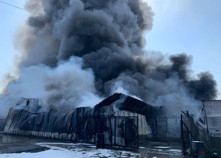 Se produjo un gran incendio en el patio de una fábrica cerca de Acre