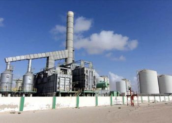 Buque de guerra custodia instalaciones petrolíferas vitales de Libia