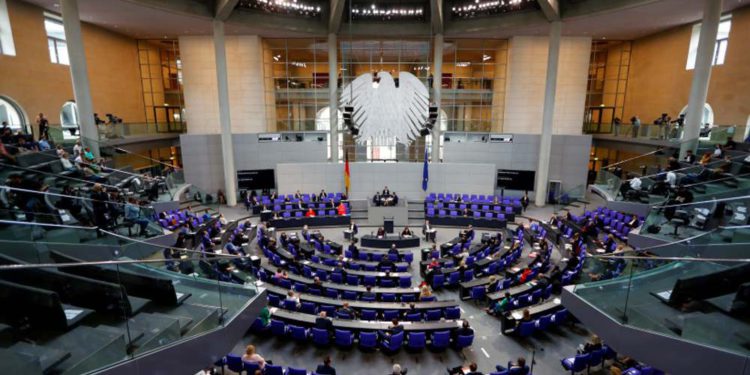Partido alemán anti-Israel busca bloquear acuerdo de armas con empresa de EAU