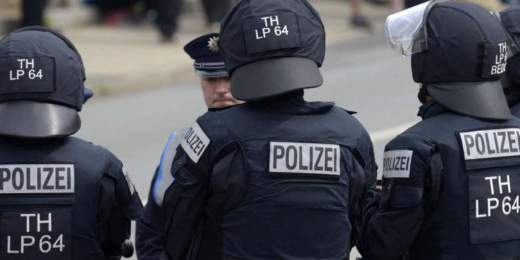 Alemania suspende a 29 policías por grupos neonazis de WhatsApp
