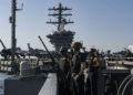 Portaaviones de la Armada de los EE. UU. Transita a través del Estrecho de Ormuz en medio de tensiones con Irán