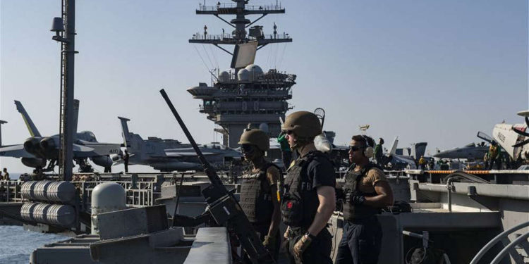 Portaaviones de la Armada de los EE. UU. Transita a través del Estrecho de Ormuz en medio de tensiones con Irán