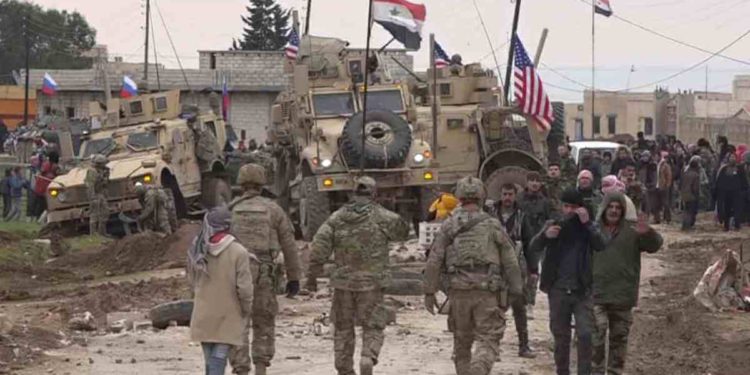 Soldados estadounidenses y rusos pelean en Siria