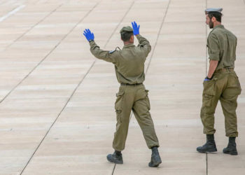 El ejército de Israel se une a la lucha contra el coronavirus, pero es una batalla compleja