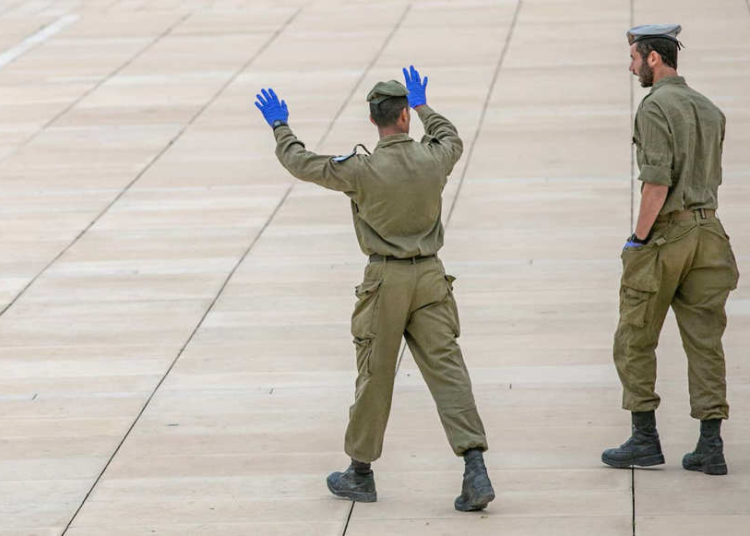 El ejército de Israel se une a la lucha contra el coronavirus, pero es una batalla compleja