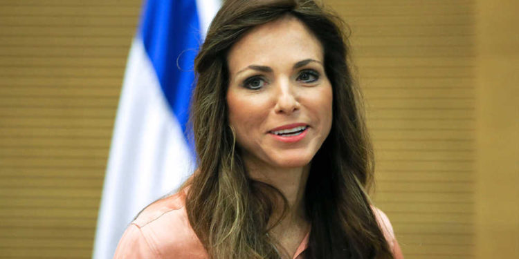 Ministra israelí habla con parlamentaria judía de Bahrein