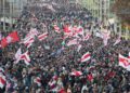 Decenas de miles marchan en Bielorrusia a pesar de la amenaza policial de abrir fuego