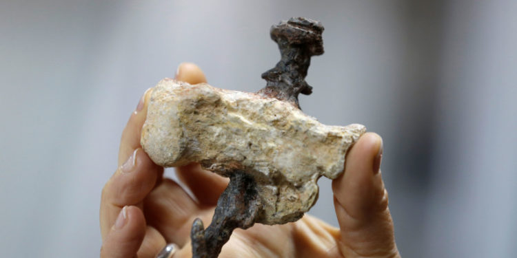 Polémica por hallazgo de clavos “con restos de hueso” en la tumba de Caifás