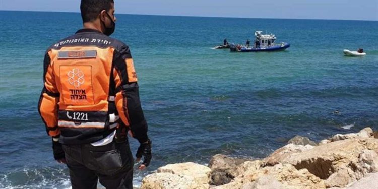 Mujer es rescatada tras casi ahogarse en el norte de Israel
