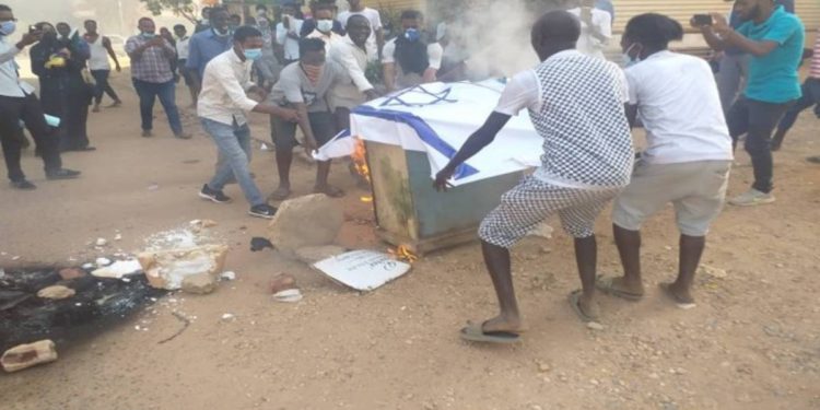 Manifestantes de Sudán queman bandera de Israel en mitin