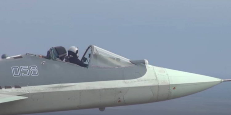 Piloto ruso del jet de combate Su-57 vuela sin cubierta protectora
