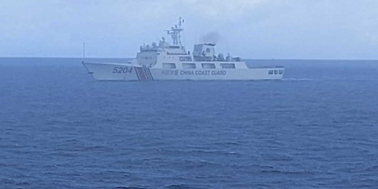 China despachó barcos y aviones para rastrear al destructor John S. McCain