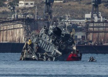 Buque de guerra de Grecia choca con un carguero