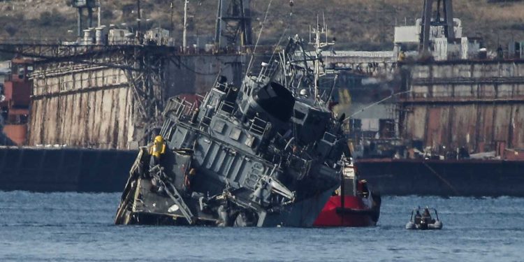 Buque de guerra de Grecia choca con un carguero