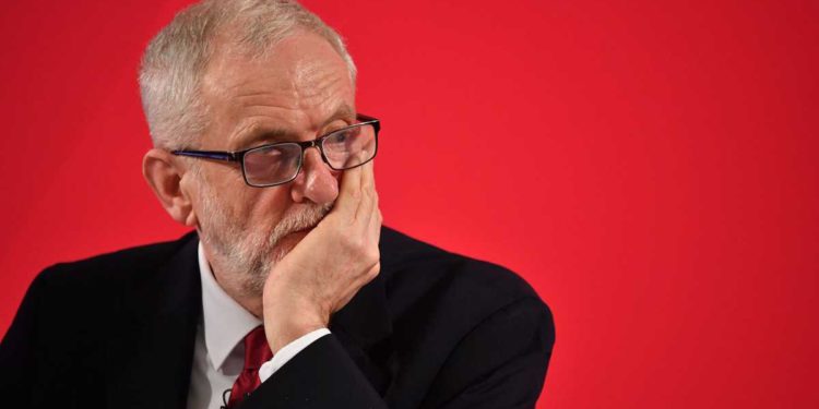 Los laboristas británicos se movilizan para destituir a Jeremy Corbyn como diputado