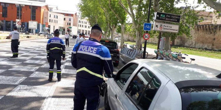 Francia: Islamista armado con un cuchillo abatido en Avignon