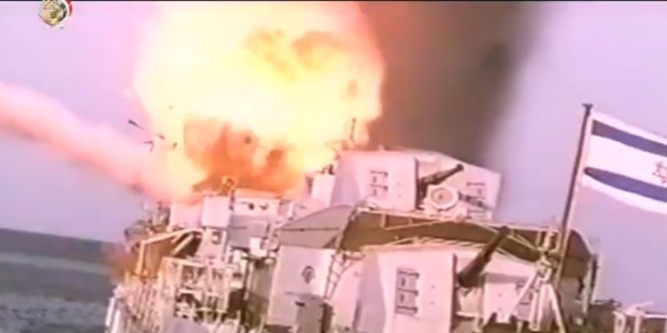 Ejército egipcio muestra la explosión de un buque de guerra israelí en un video motivacional