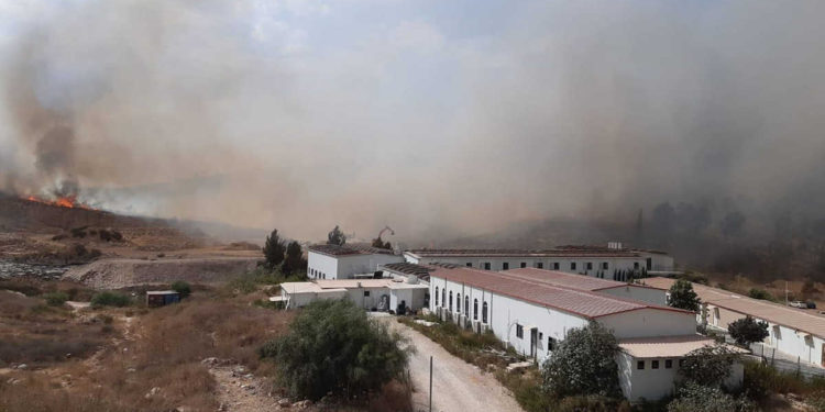 Gran incendio en poblado de Israel obliga a familias a evacuar