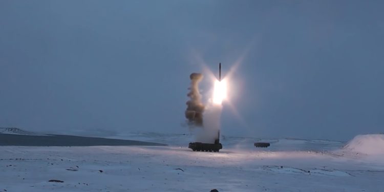 Rusia prueba el misil de crucero Oniks durante ejercicios militares en el Ártico