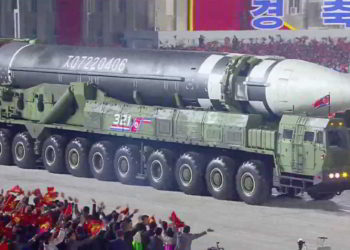 Kim Jong Un muestra nuevos misiles en gigante desfile militar